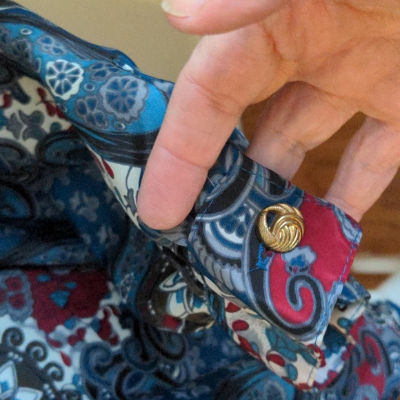 Classic Collection Vintage blouse, size 18, polyester. EUC Button Down. - Picture 3 of 7